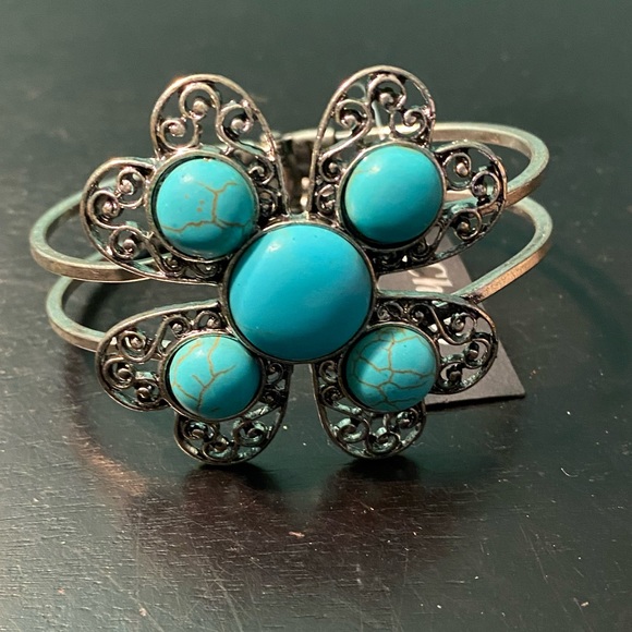 Flower shaped turquoise inspired cuff bracelet. - Picture 1 of 1